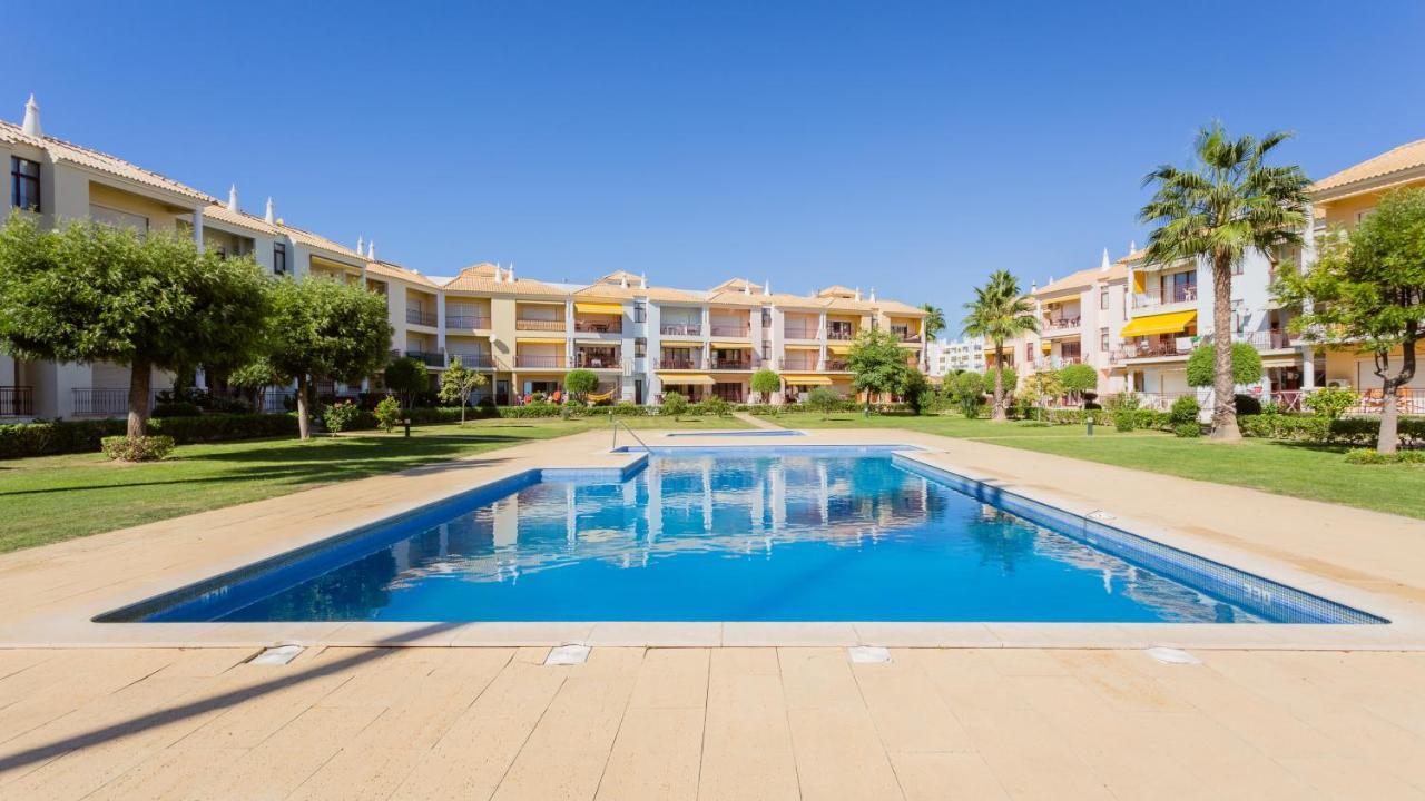 Serene Apartment W/ Balcony And Pool By Lovelystay Quarteira Bagian luar foto
