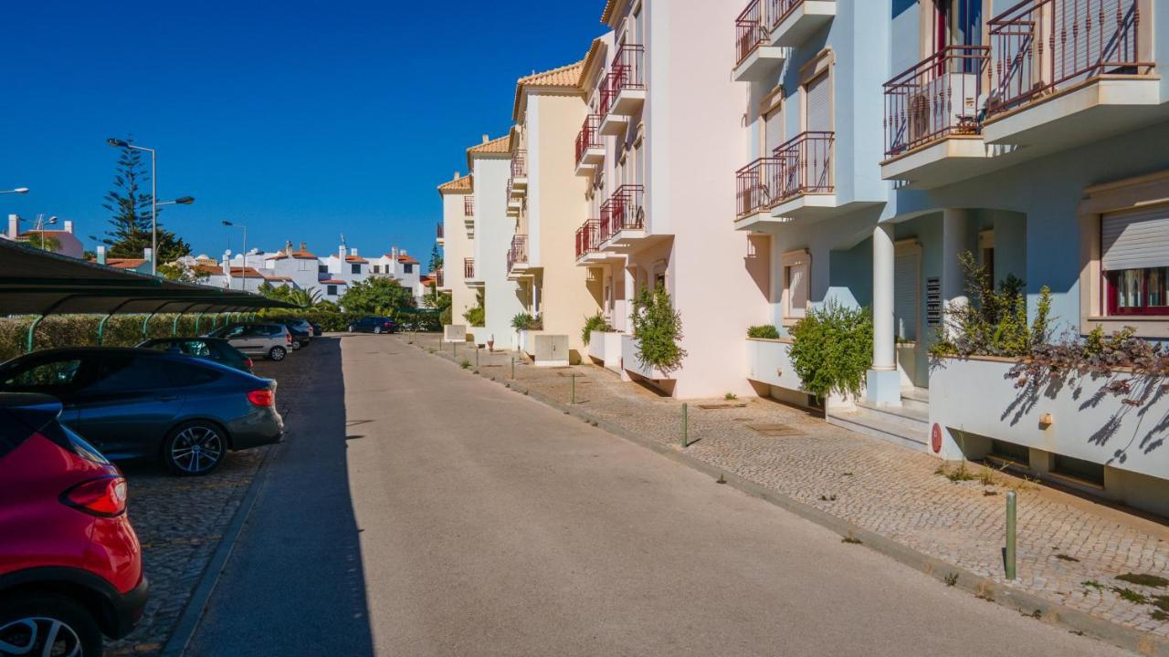 Serene Apartment W/ Balcony And Pool By Lovelystay Quarteira Bagian luar foto