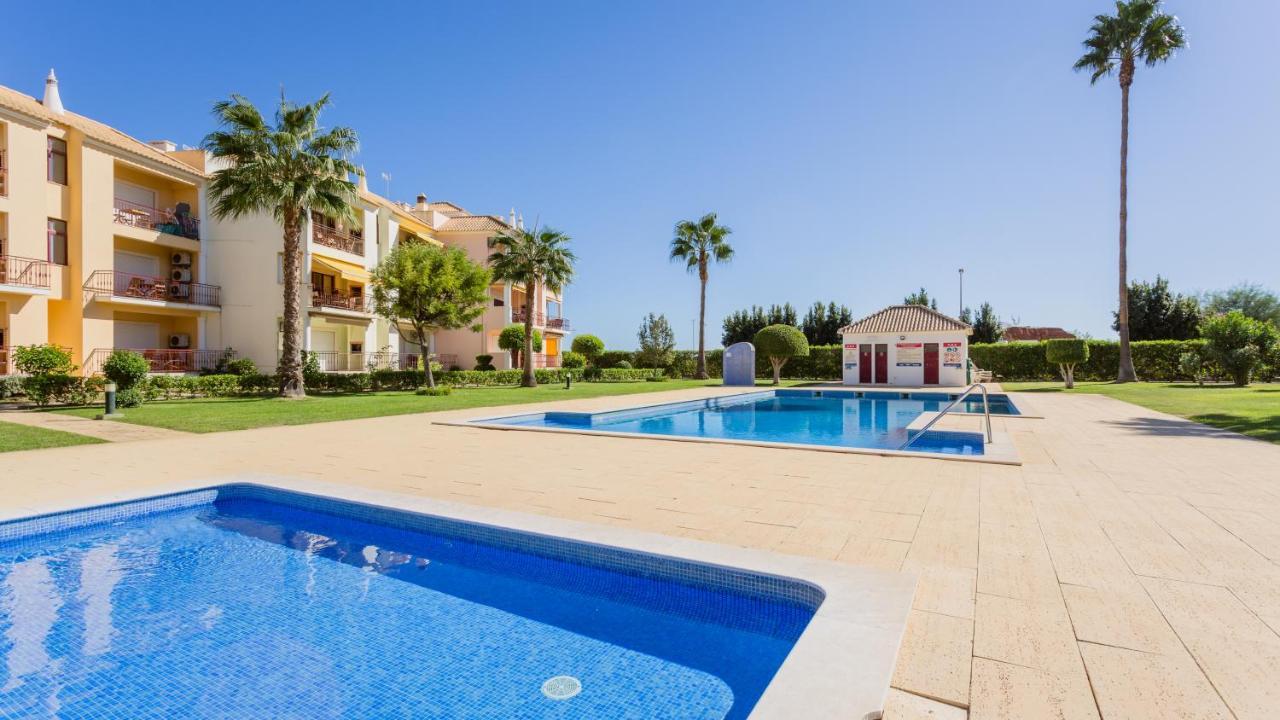 Serene Apartment W/ Balcony And Pool By Lovelystay Quarteira Bagian luar foto