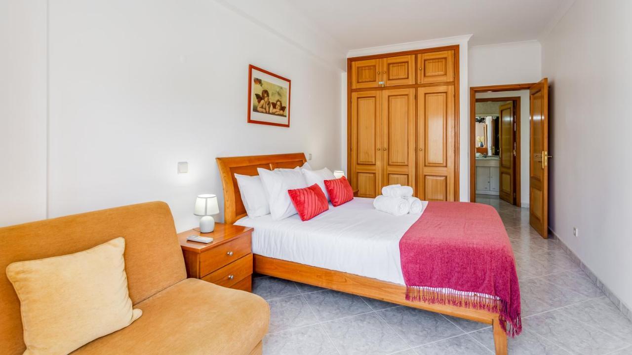 Serene Apartment W/ Balcony And Pool By Lovelystay Quarteira Bagian luar foto