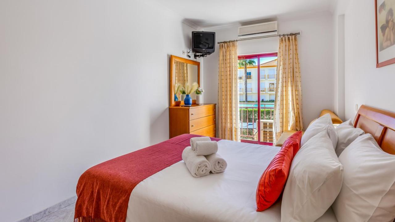 Serene Apartment W/ Balcony And Pool By Lovelystay Quarteira Bagian luar foto