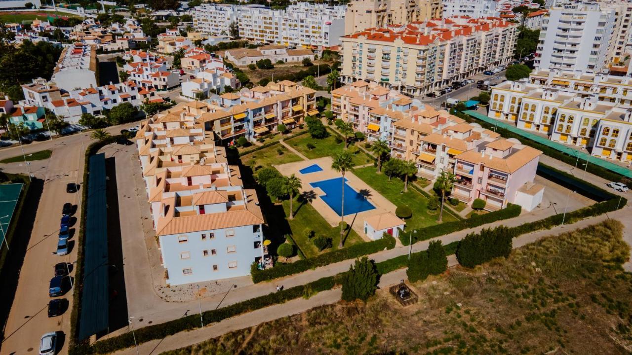 Serene Apartment W/ Balcony And Pool By Lovelystay Quarteira Bagian luar foto